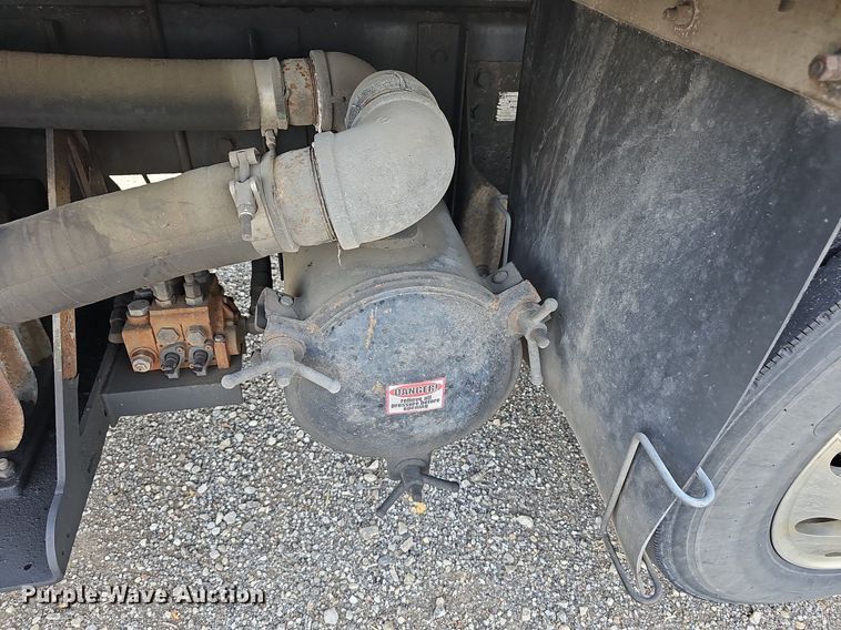 image for item DR5764 2014 International Work Star 7600  vacuum truck