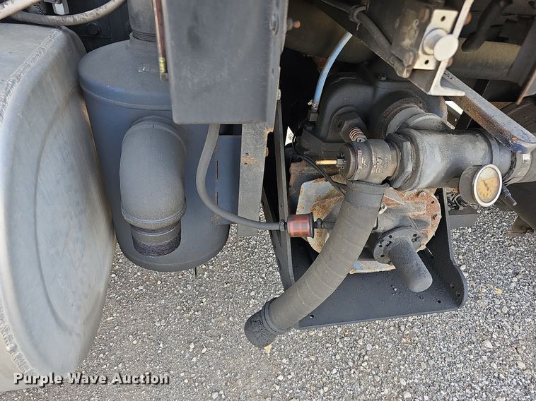 image for item DR5764 2014 International Work Star 7600  vacuum truck