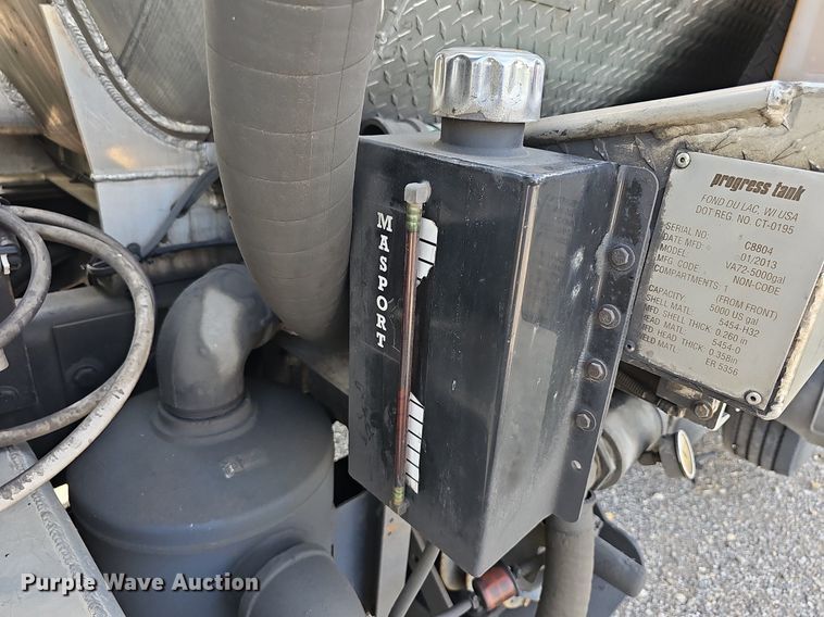 image for item DR5764 2014 International Work Star 7600  vacuum truck