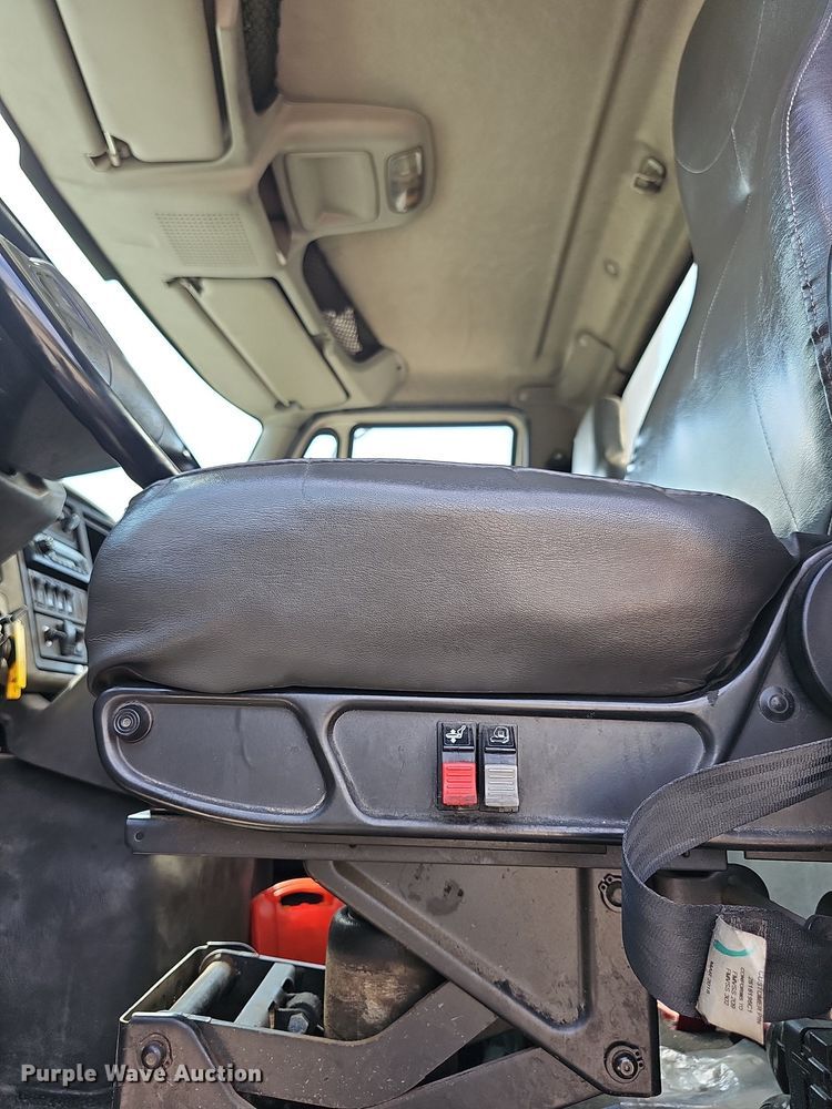 image for item DR5764 2014 International Work Star 7600  vacuum truck