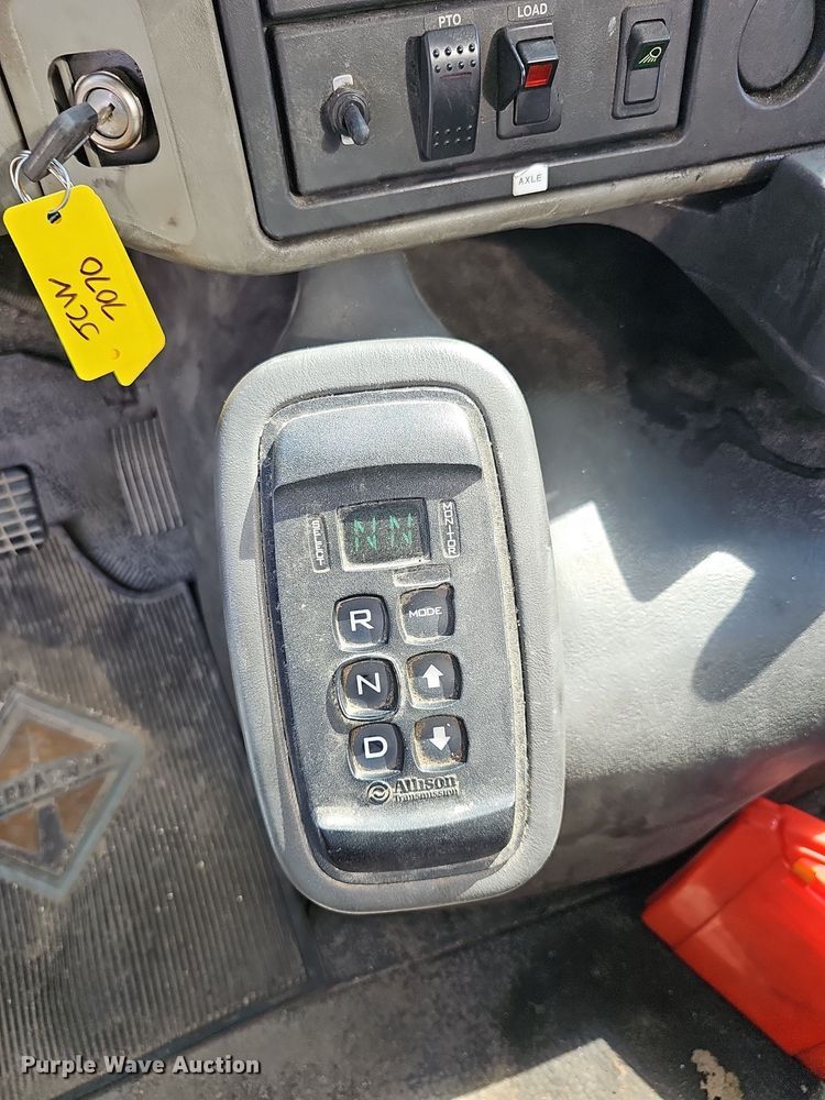 image for item DR5764 2014 International Work Star 7600  vacuum truck