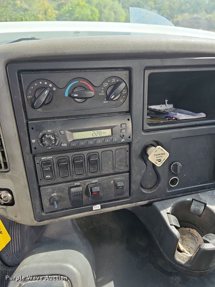 image for item DR5764 2014 International Work Star 7600  vacuum truck