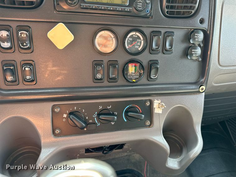 image for item DS2295 2014 Freightliner 114SD  dump truck