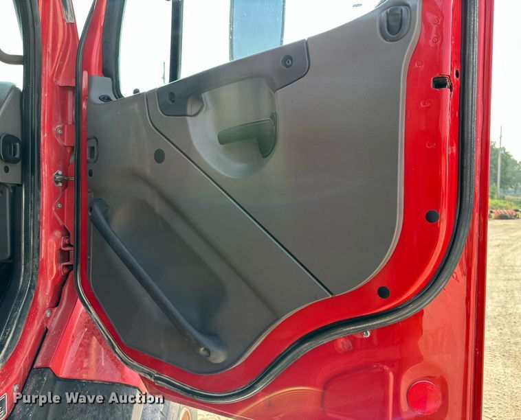 image for item DS2295 2014 Freightliner 114SD  dump truck