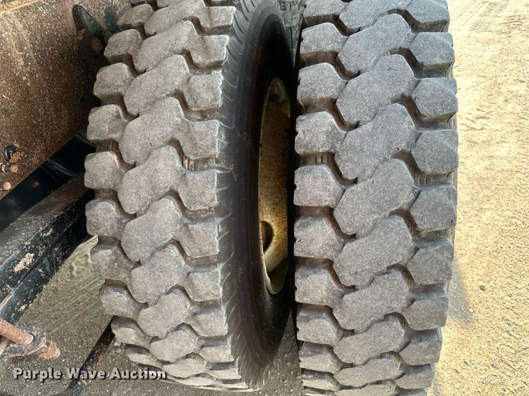 image for item DS2295 2014 Freightliner 114SD  dump truck