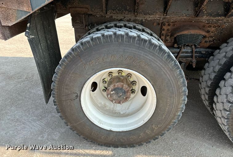 image for item DS2295 2014 Freightliner 114SD  dump truck