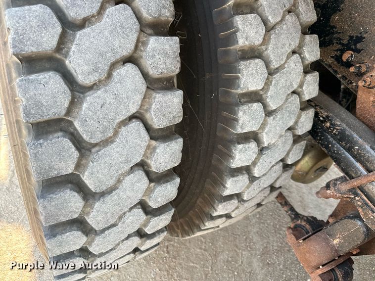 image for item DS2295 2014 Freightliner 114SD  dump truck