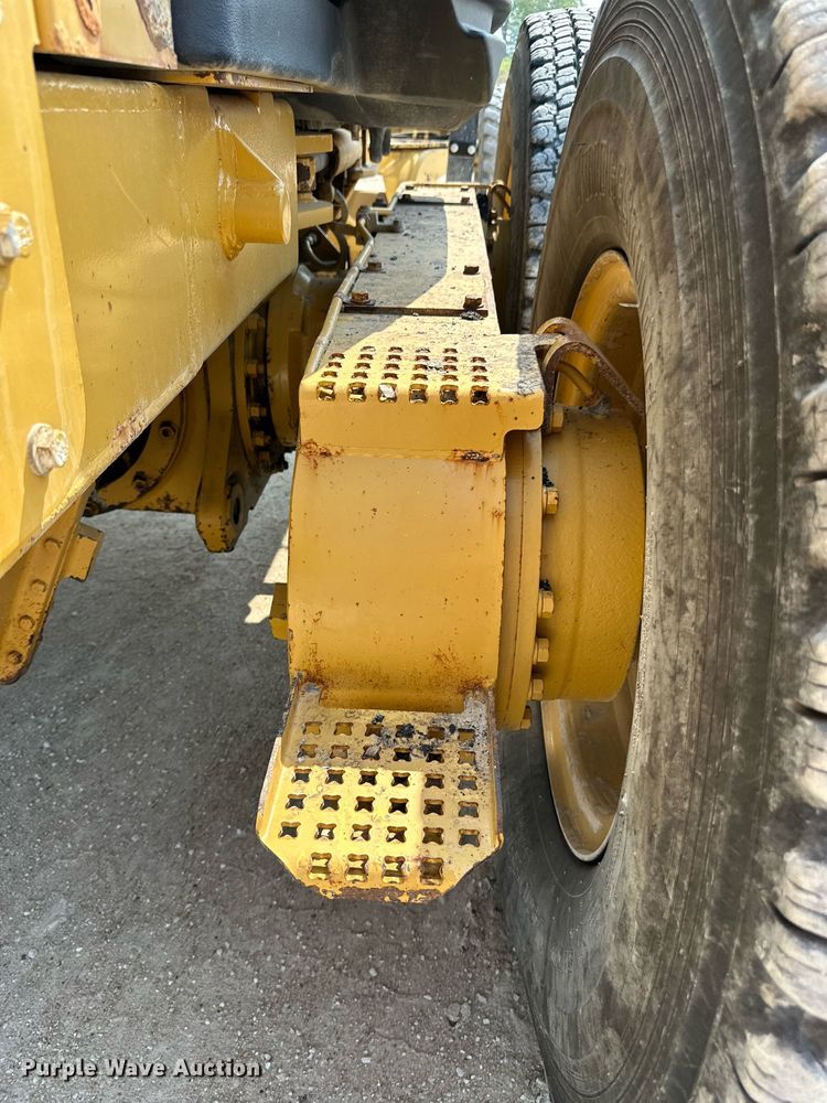 image for item DS2299 2007 Caterpillar 140H  motor grader