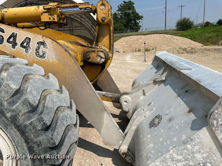 image for item DS2304 1993 John Deere 644G  wheel loader