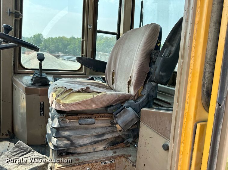 image for item DS2304 1993 John Deere 644G  wheel loader