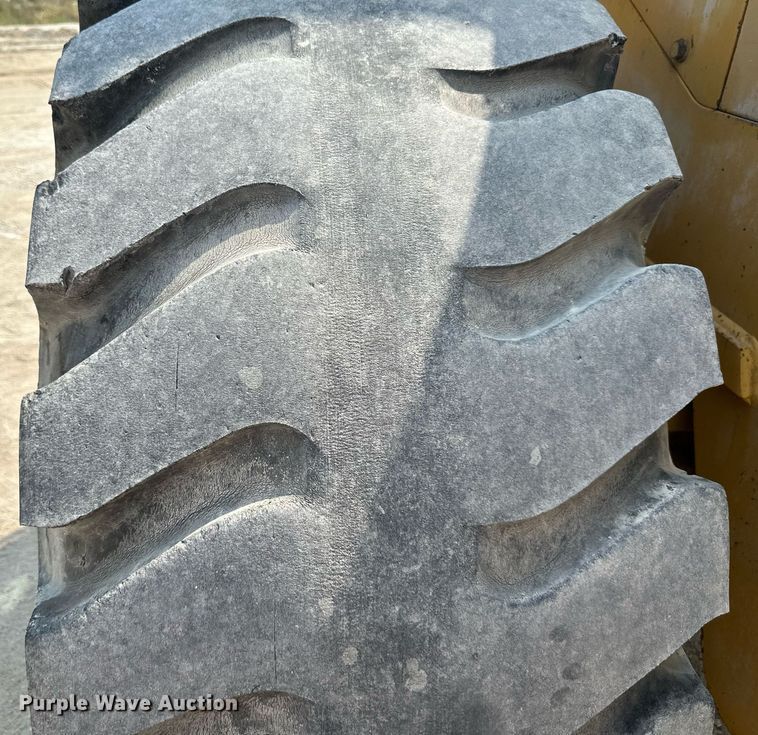 image for item DS2304 1993 John Deere 644G  wheel loader