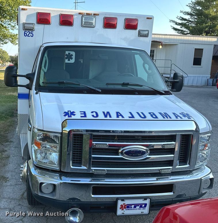 image for item DS2368 2013 Ford E450  ambulance