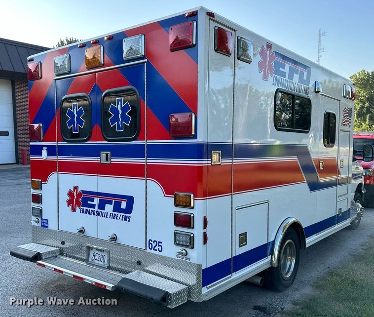 image for item DS2368 2013 Ford E450  ambulance
