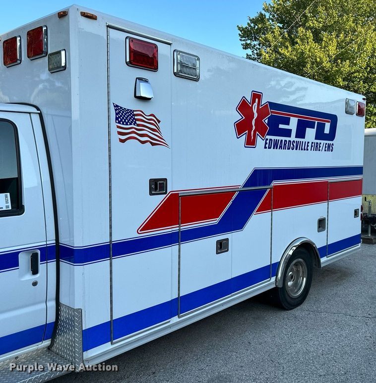 image for item DS2368 2013 Ford E450  ambulance