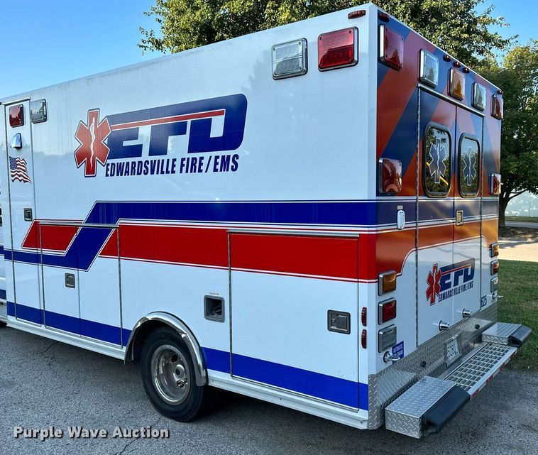 image for item DS2368 2013 Ford E450  ambulance