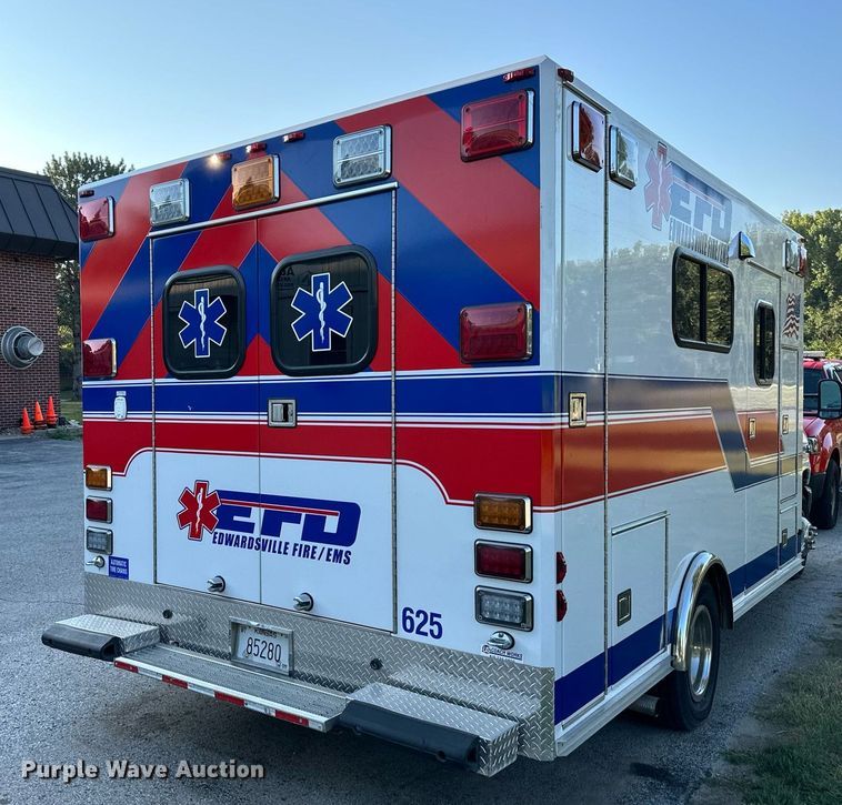 image for item DS2368 2013 Ford E450  ambulance