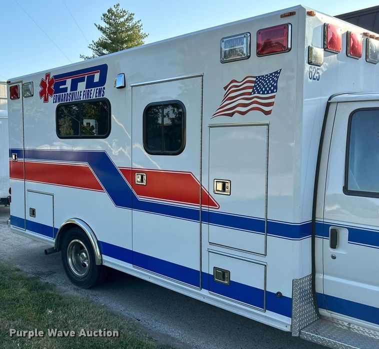 image for item DS2368 2013 Ford E450  ambulance