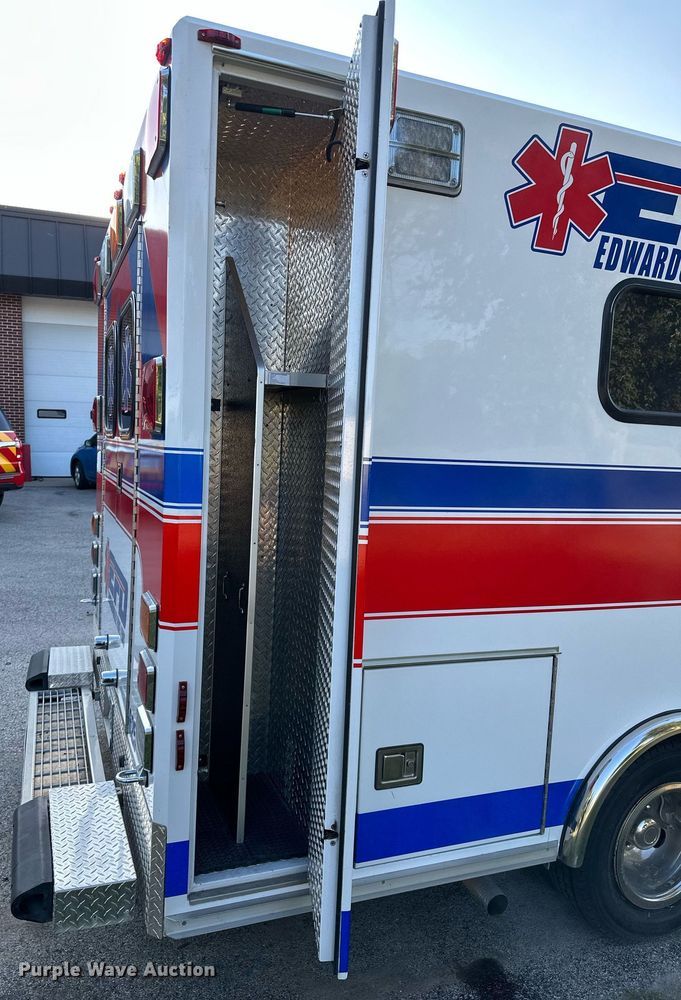 image for item DS2368 2013 Ford E450  ambulance