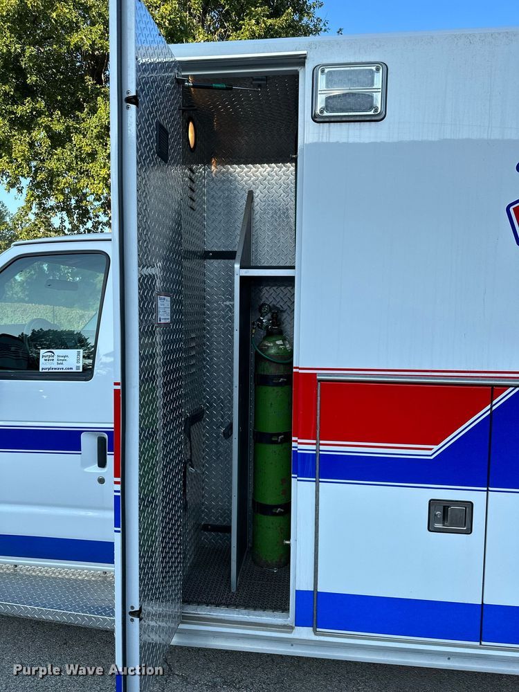 image for item DS2368 2013 Ford E450  ambulance