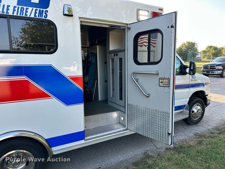 image for item DS2368 2013 Ford E450  ambulance