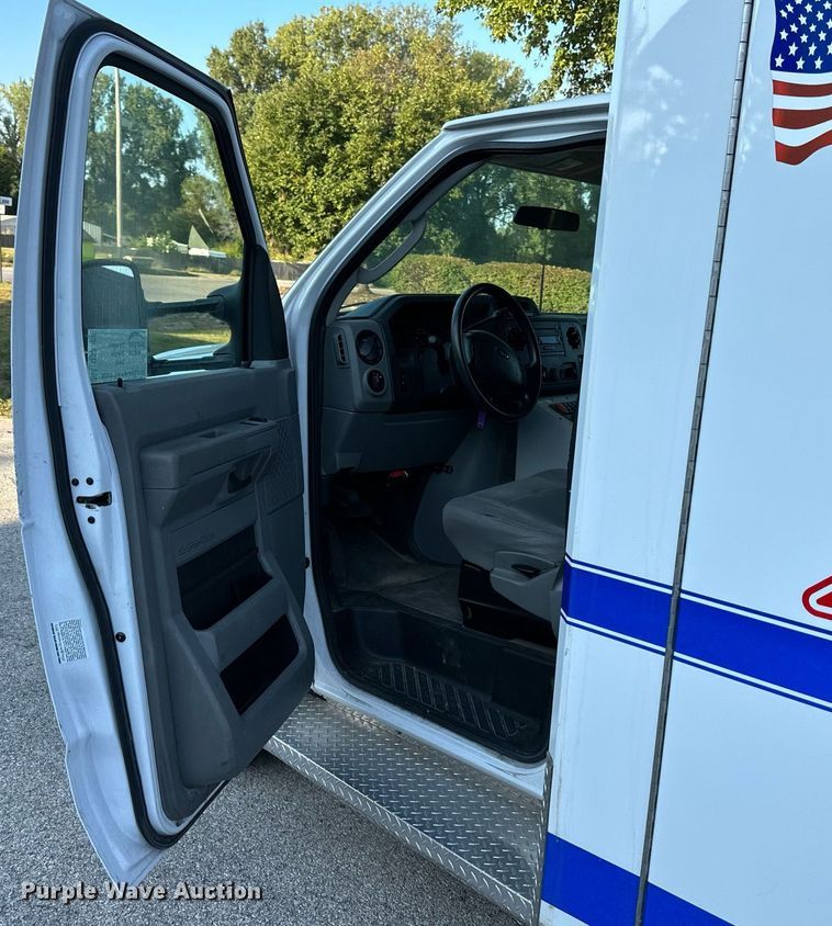 image for item DS2368 2013 Ford E450  ambulance
