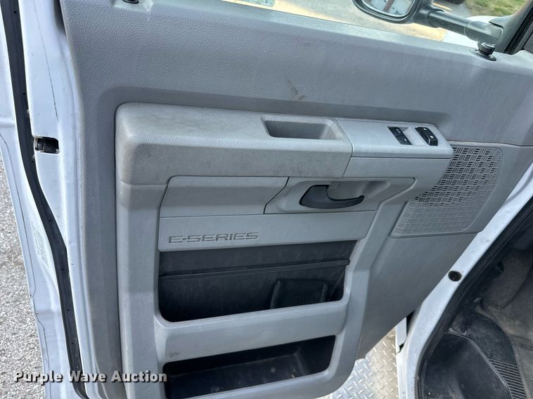 image for item DS2368 2013 Ford E450  ambulance