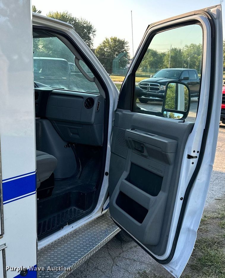 image for item DS2368 2013 Ford E450  ambulance