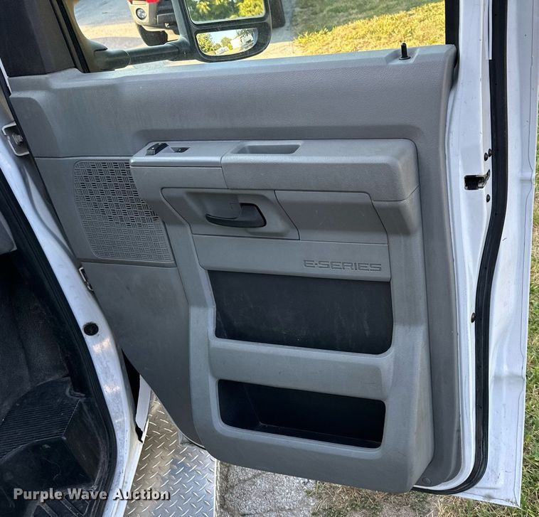 image for item DS2368 2013 Ford E450  ambulance