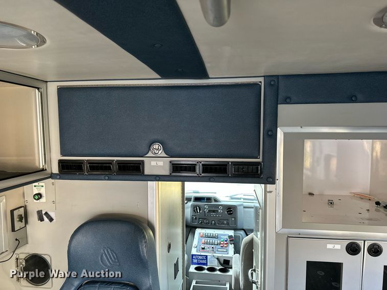 image for item DS2368 2013 Ford E450  ambulance