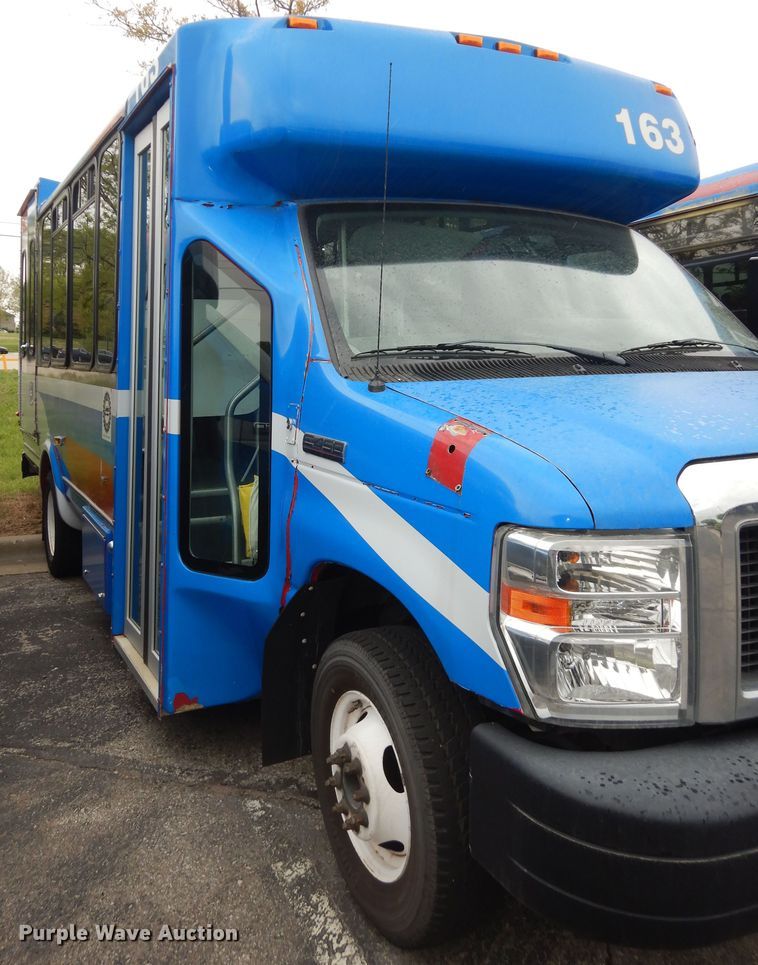 image for item IB9862 2014 Ford E450 Super Duty  shuttle bus