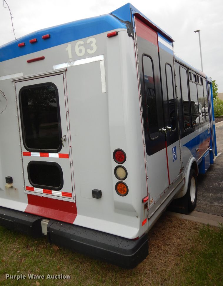 image for item IB9862 2014 Ford E450 Super Duty  shuttle bus