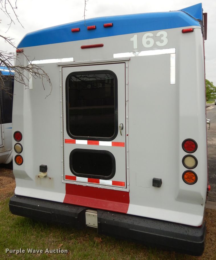 image for item IB9862 2014 Ford E450 Super Duty  shuttle bus