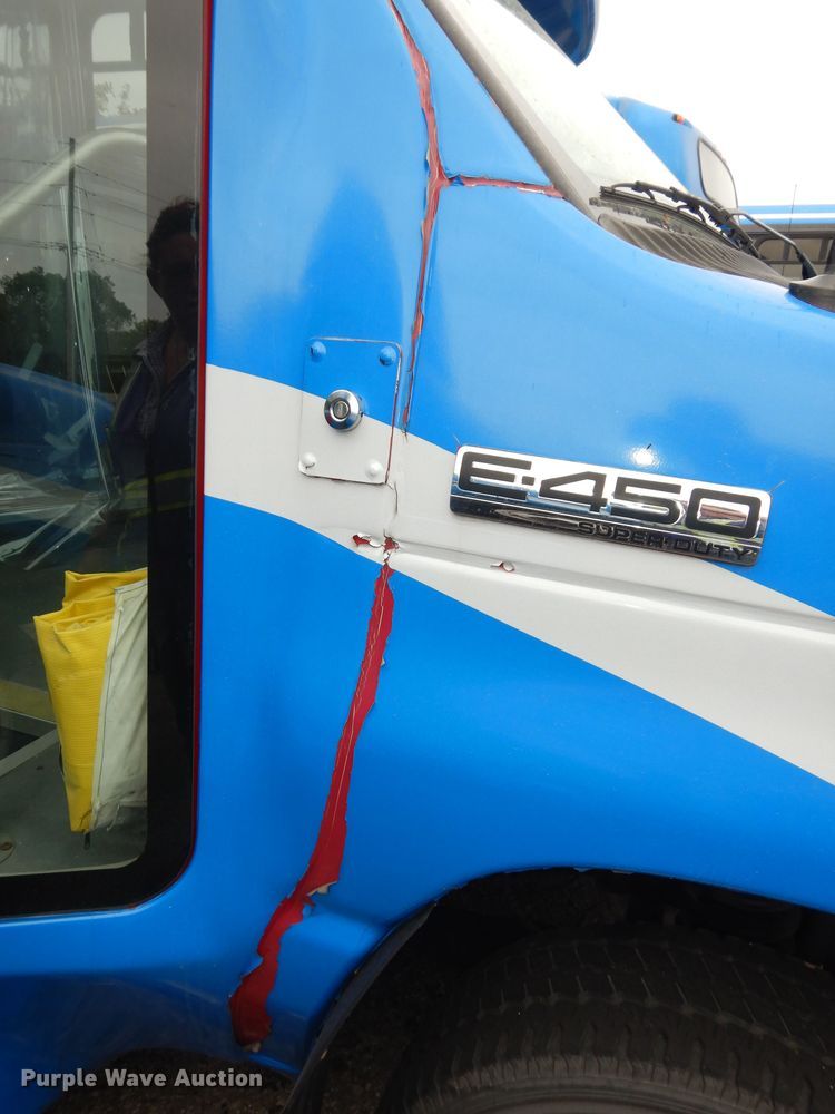 image for item IB9862 2014 Ford E450 Super Duty  shuttle bus