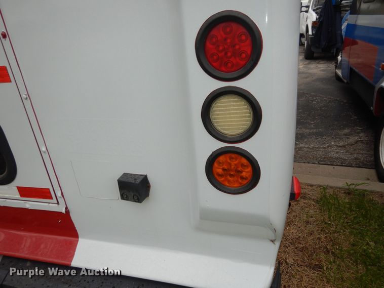 image for item IB9862 2014 Ford E450 Super Duty  shuttle bus