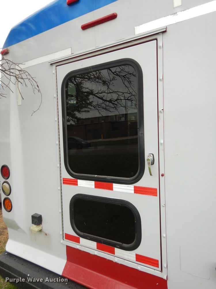 image for item IB9862 2014 Ford E450 Super Duty  shuttle bus