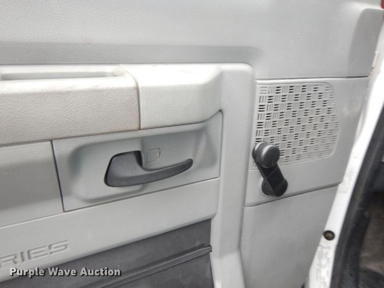 image for item IB9862 2014 Ford E450 Super Duty  shuttle bus