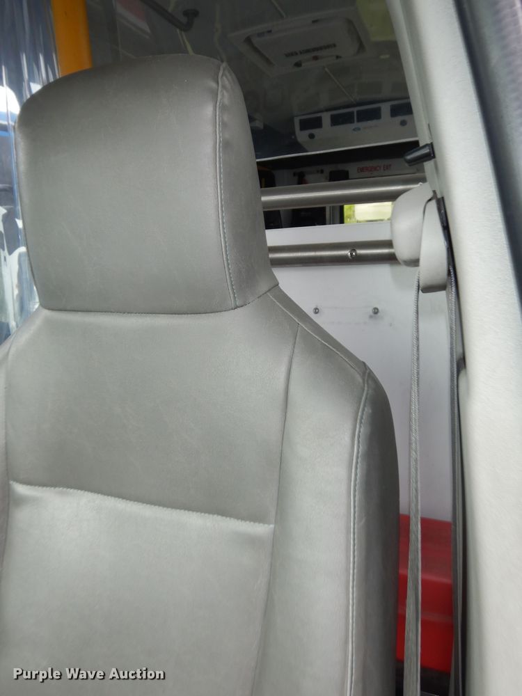 image for item IB9862 2014 Ford E450 Super Duty  shuttle bus