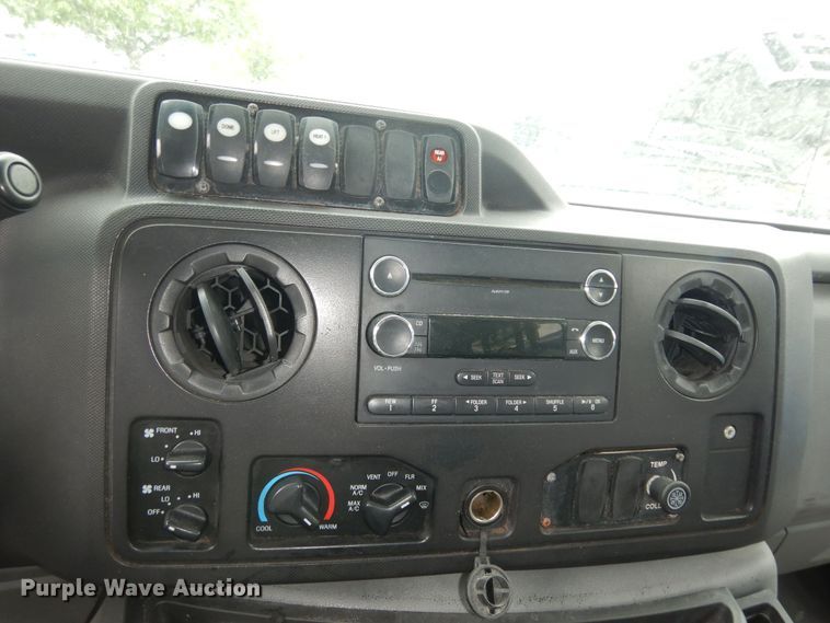 image for item IB9862 2014 Ford E450 Super Duty  shuttle bus