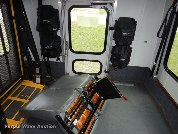 image for item IB9862 2014 Ford E450 Super Duty  shuttle bus