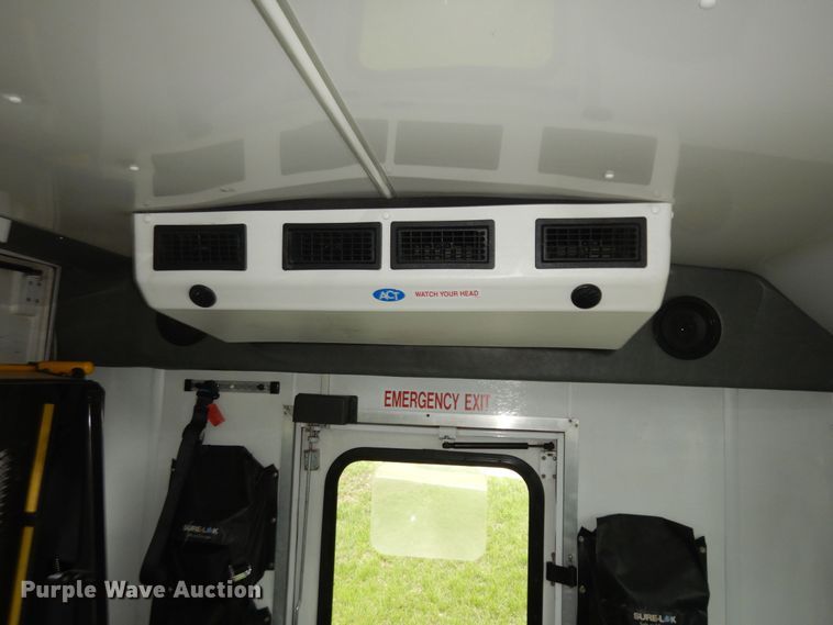 image for item IB9862 2014 Ford E450 Super Duty  shuttle bus