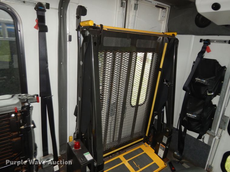 image for item IB9862 2014 Ford E450 Super Duty  shuttle bus