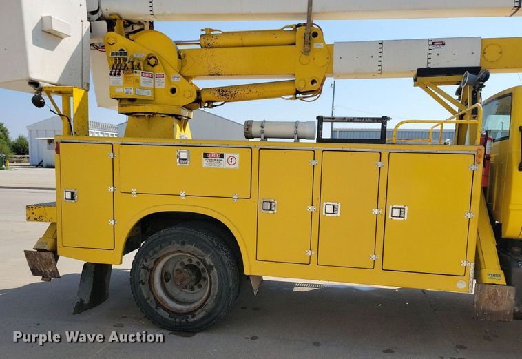 image for item IQ9914 1991  Chevrolet Kodiak  bucket truck