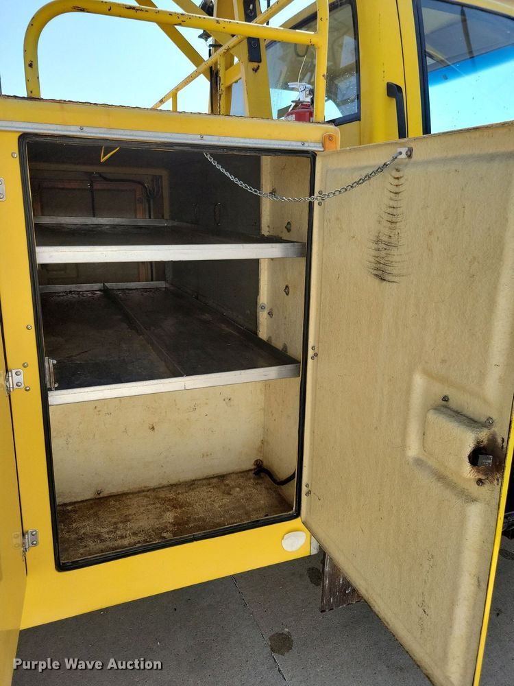 image for item IQ9914 1991  Chevrolet Kodiak  bucket truck