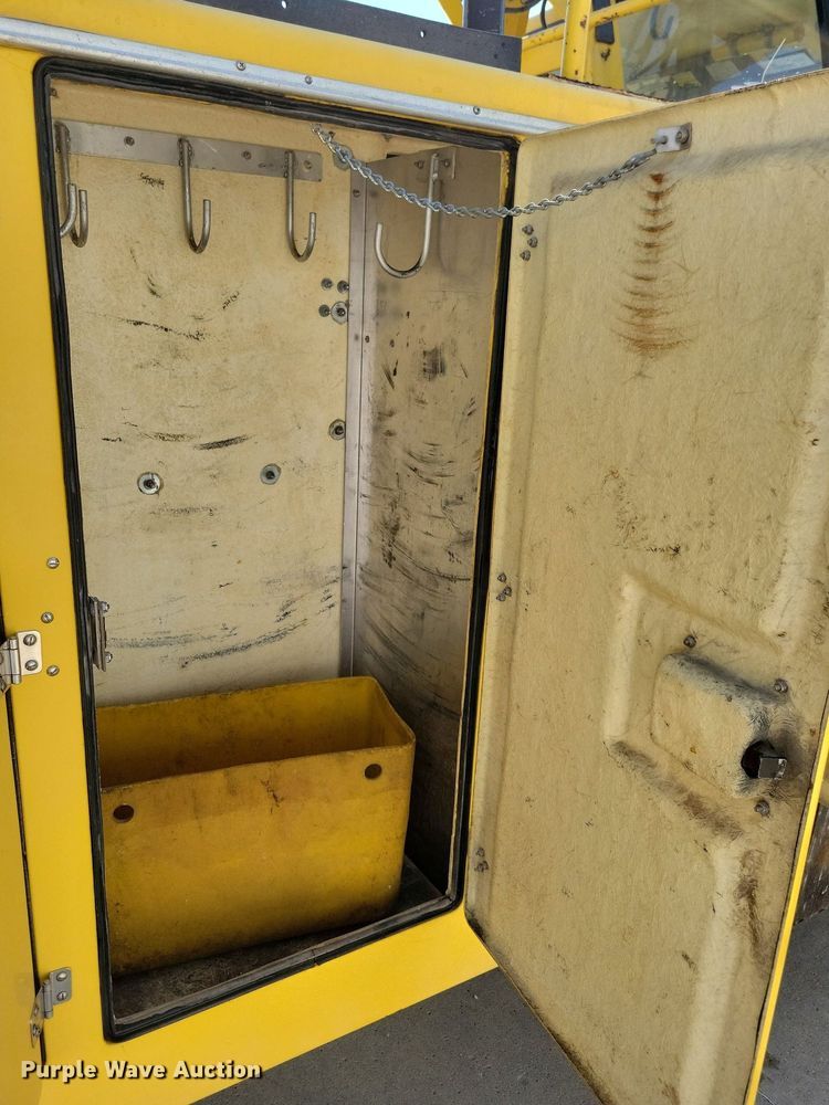 image for item IQ9914 1991  Chevrolet Kodiak  bucket truck