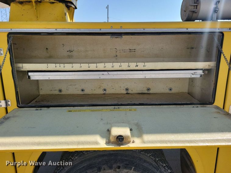 image for item IQ9914 1991  Chevrolet Kodiak  bucket truck