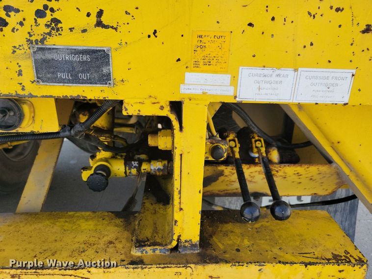 image for item IQ9914 1991  Chevrolet Kodiak  bucket truck