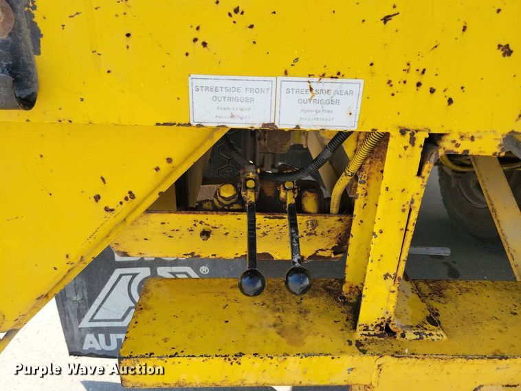 image for item IQ9914 1991  Chevrolet Kodiak  bucket truck