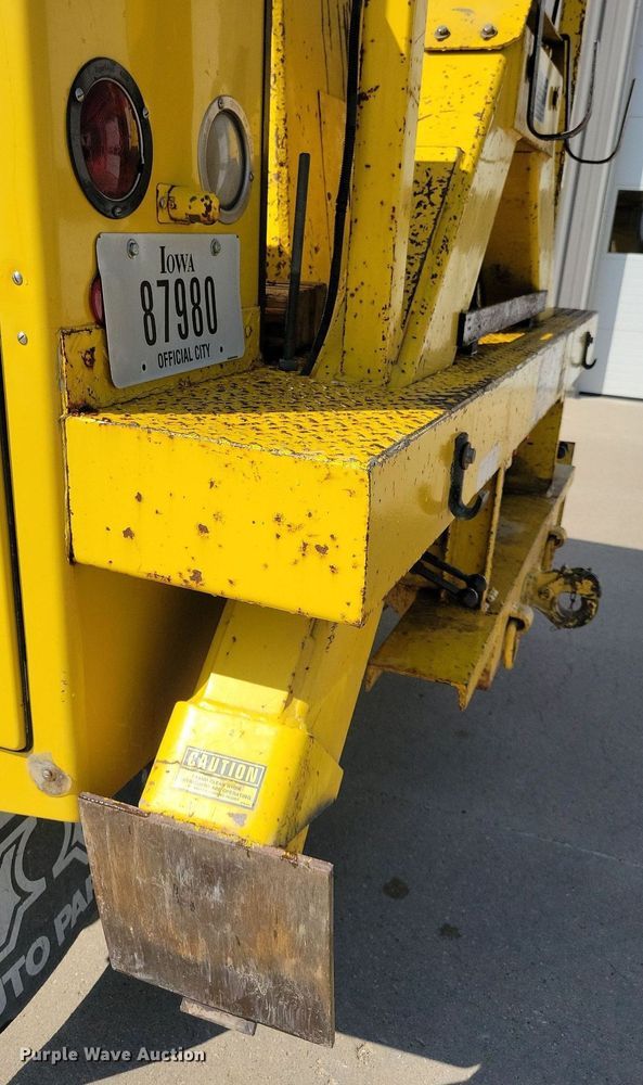 image for item IQ9914 1991  Chevrolet Kodiak  bucket truck