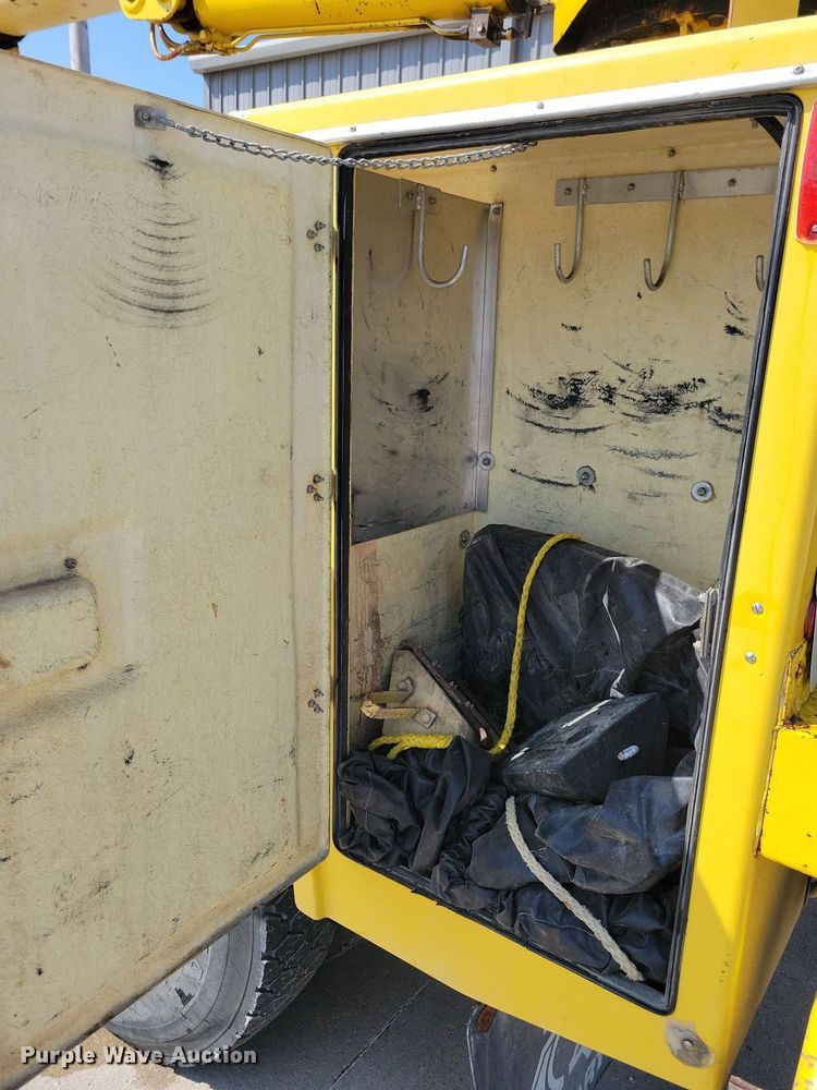 image for item IQ9914 1991  Chevrolet Kodiak  bucket truck