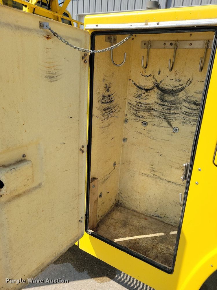 image for item IQ9914 1991  Chevrolet Kodiak  bucket truck